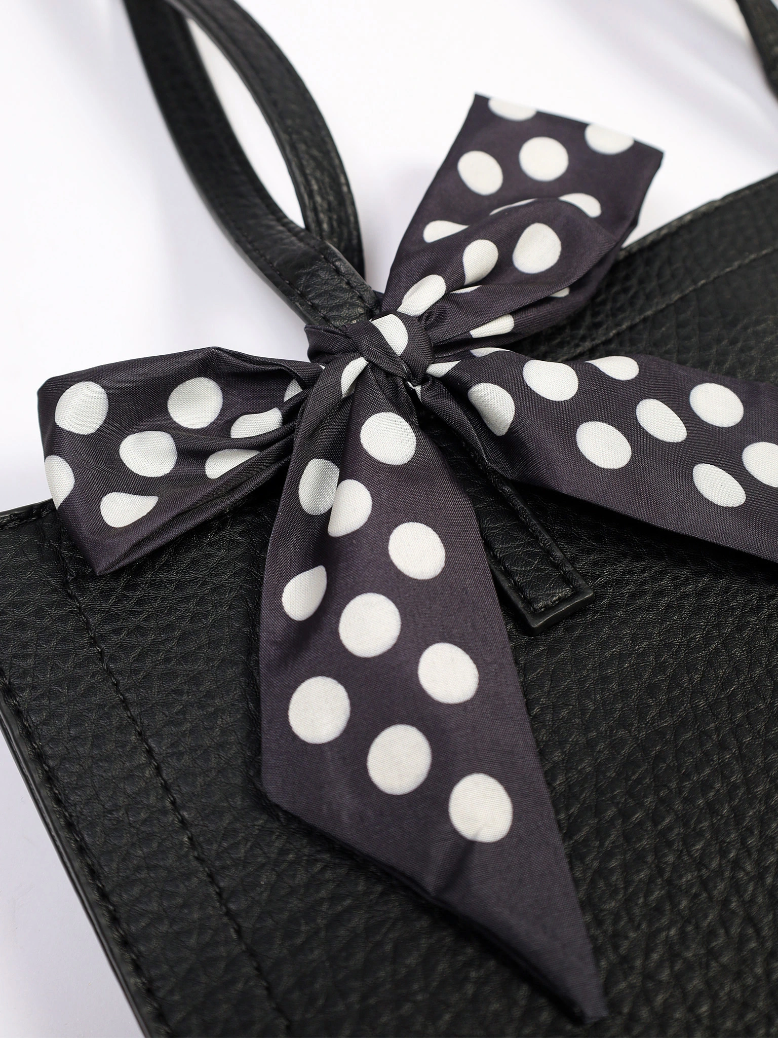 Сумка-тоут с плоскими ручками с декоративным платком в ассортименте